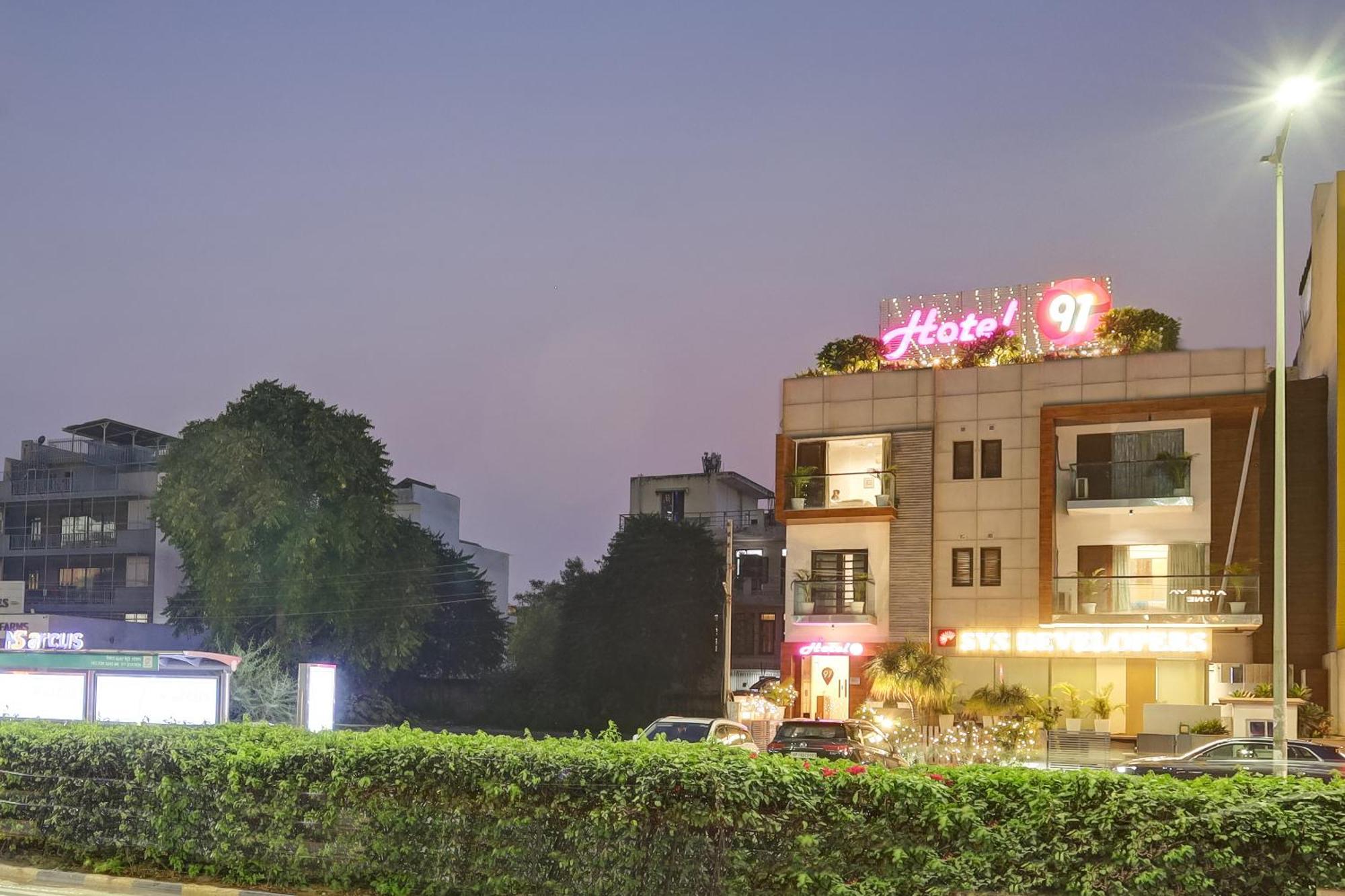 Hotel 91 Golf Course Road 구르가온 외부 사진